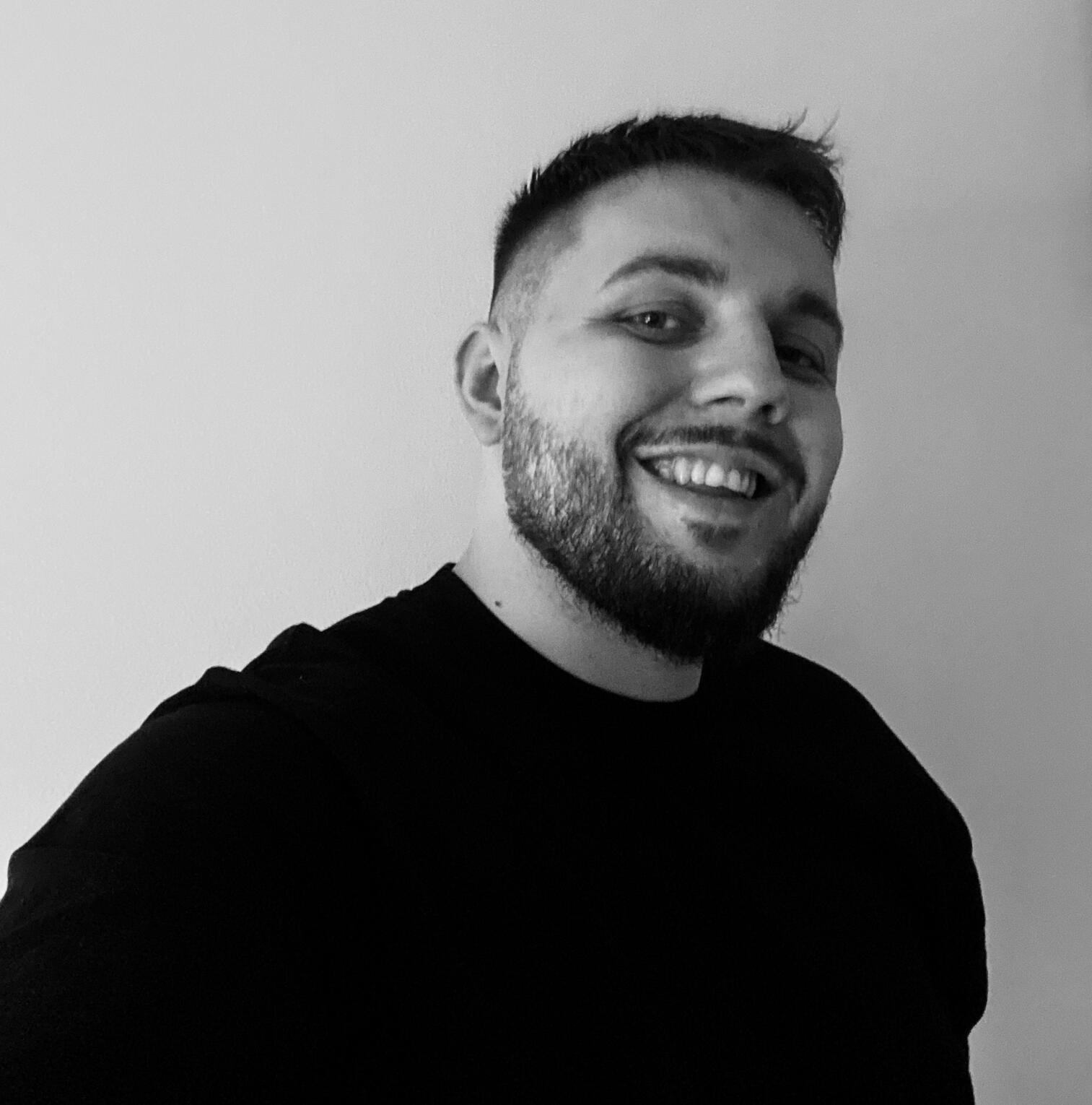 "Pełen profesjonalizm i zaangażowanie. Możesz mieć pewność, że Twój projekt zostanie zrealizowany z dbałością o każdy detal, a wcześniej dokładnie omówiony." ~97Kickstvr